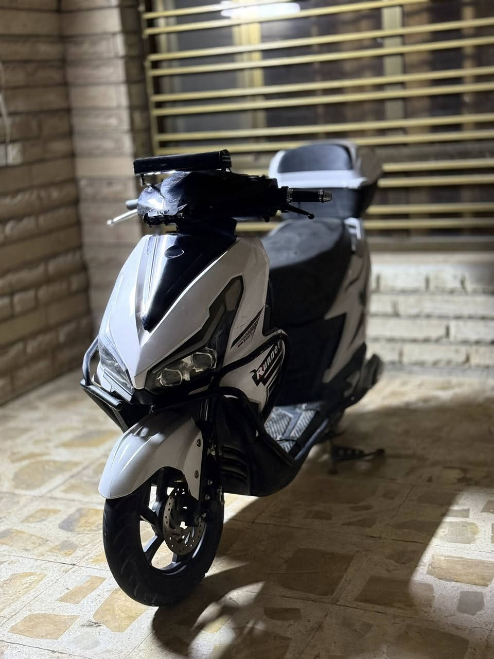 سلام عليكم 👋🏻 دراجه جارجر موديل 25 استخدم فتره بسيطه …..
8 بارتي كبار دراجه نار 🔥 مسافه اكثر من 80 كيلو .. مزوده لايتات و بيه كاربون فايبر بسيط.
بيه شخطات بسيطه ملفه 2000 نحاس اصلي.  وياها بريكات رياضي كاسو  
..99 فولت..100 سرعه.شاشه دجتل…… اخذته بواحد وتلاثميه وخمسين ..
الله شاهد دراجه حيل تخبل كسياقه كمسافه اوزان تحمل ثقيله… بيه مسجل واضح بالفديو. الاستفتسار والتواصل ***********. مكاني الدوره شارع حي الشرطه . وشكرا جزيلا ؟
