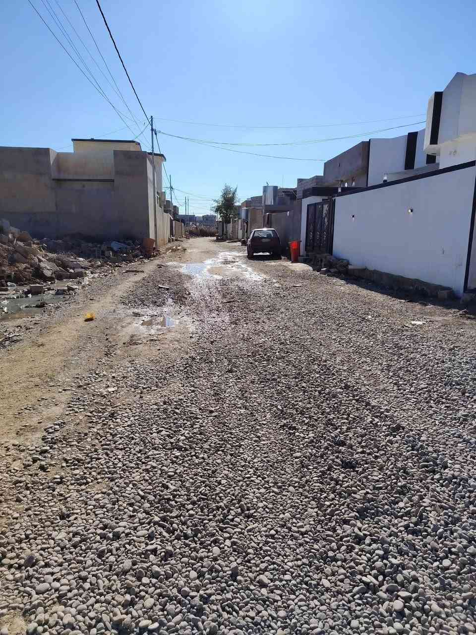 السلام عليكم بيت للبيع مساحة القطعه 250 متر الموقع كاع نجم الجحيشي ثاني فرع صاد عل شمس البيت متكون من غرفتين نوم وهول ومطبخ وربعه البيت بس لبخ داخل ماملبوخ الأرضيه سيراميك والمطبخ والصحيات الداخليه والخارجيه سيراميك للسقف للاستفسار الاتصال على ***********
