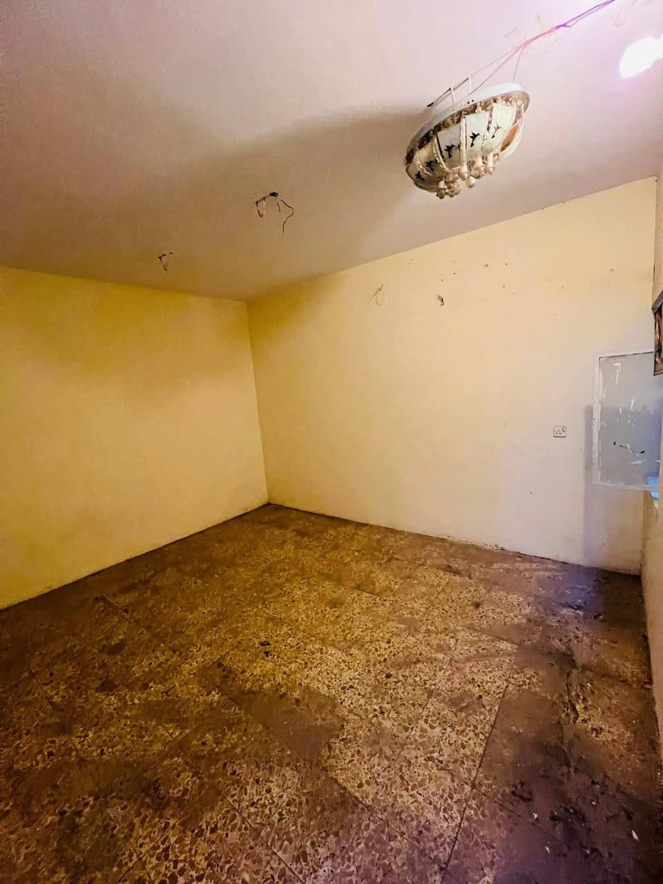 🔸 دار #للايجار ✅
100متر بناء سنة 2017 نضيف مرتب 🔑كامل مكمل

🔸الطابق الارضي1️⃣: كراج كبير ومدخلين وصحيات خارجيه واستقبال ومطبخ وصحيات وغرفه كبيره نوم جوه
الطابق الثاني  2️⃣: غرفتين نوم وبلكونه وصحيات

🔸موقع ممتاز📍الشعب مقابيل مطعم حجي عادل 
 
🔸السعر الايجار : نهايته 600الف قفل رجاءا بلا احراج

🔸مع الدار #محتويات تبقى بالدار للستخدام والستفاده منهن سبالت تدفئه وتبريد بالصاله عدد2 والغرف كذالك +ماطور ماء +سخان + تانكي + واير سحب وجوزه كاملات مع واير انترنيت +محتويات وكهربائيات الدار 
#ملاحضه مهمه الدار يقع مقابيله مولده مباشراً الرجاء تاكد من قراء المنشور قبل لايتصل ويتعنه ويجي كافا التفاصيل مذكوره واضحه مع الصور تحياتي للجميع

معروض بمكتب ابو علي الدراجي للعقار 🏛️
الشعب-نهايت شارع الصحه-مقابيل كرزات ركن الصحه 
*********** 📞
*********** 📞 
 *********** 📞
