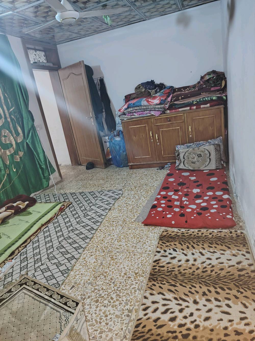 بيت 50 م مسلح طابق واحد للبيع او مراوس بقطعه أو بيت أكبر طابقين كون قريب للأمام عنوانه الجمعيه شارع المنتوجات النفطيه الرابط بين النقيب وحي رمضان قريب إلى مول الحارث وسيد الأسعار وفندق القريشي للاستفسار الاتصال ***********
***********
سعر المتر مليونين وبيه مجال قليل 