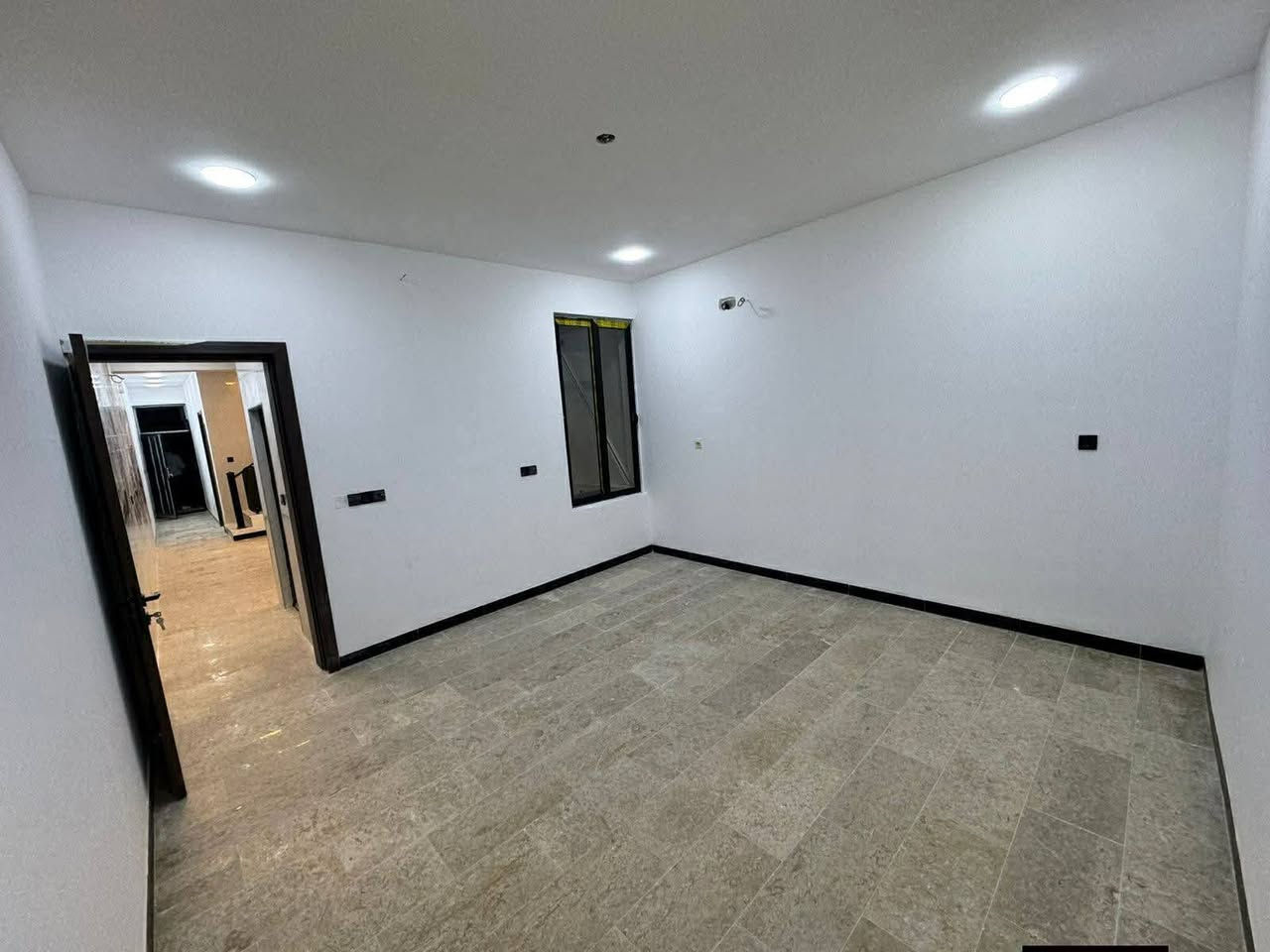 اليوم العرض مختلف جداا
دار    للبيع🏠للبيع 🏠للبيع
مساحه 100متر  زيرو
واجه 5متر  نزال 20متر
يحتوي 
طابق ارضي _ صاله  _ خدمات _ مطبخ  غرفة نوم 
طابق اول _ 3غرف  نوم -خدمات عدد2
الطابق الثاني -بيتونه سطحين 
ارضيه مرمر
واجه بورسلين شغل تصفير الجدران لوح شغل تصفير درجة أولى 
ديكورات داخليه شغل موردن
شبابيك المنيوم
أبواب قاصه 
طابو صرف ملك صرف
موقع: العقار ممتاز جدا 👌😊
حي الجهاد الحمدانية يبعد عن شارع 15 مسافه 10متر 
للاستفسار الاتصال 
 ***********
 ***********
