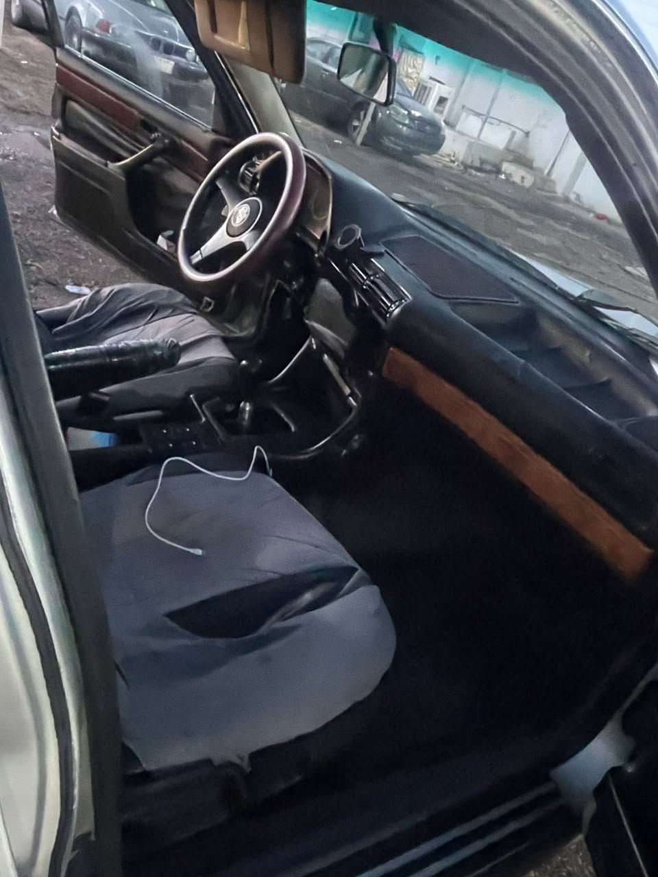 بي ام 735 كير عادي مصبوغه حزام محرك و كير مكفولات غرفتها بلاديه حلوه كهربائيات شغاله تبريد تدفئه شغاله 
تخم تاير جديد رقم نينوى انكليزي تحويل مباشر السعر 50 وبيها مجال. 
الرقم  *********** متواجد اتصال واتساب
