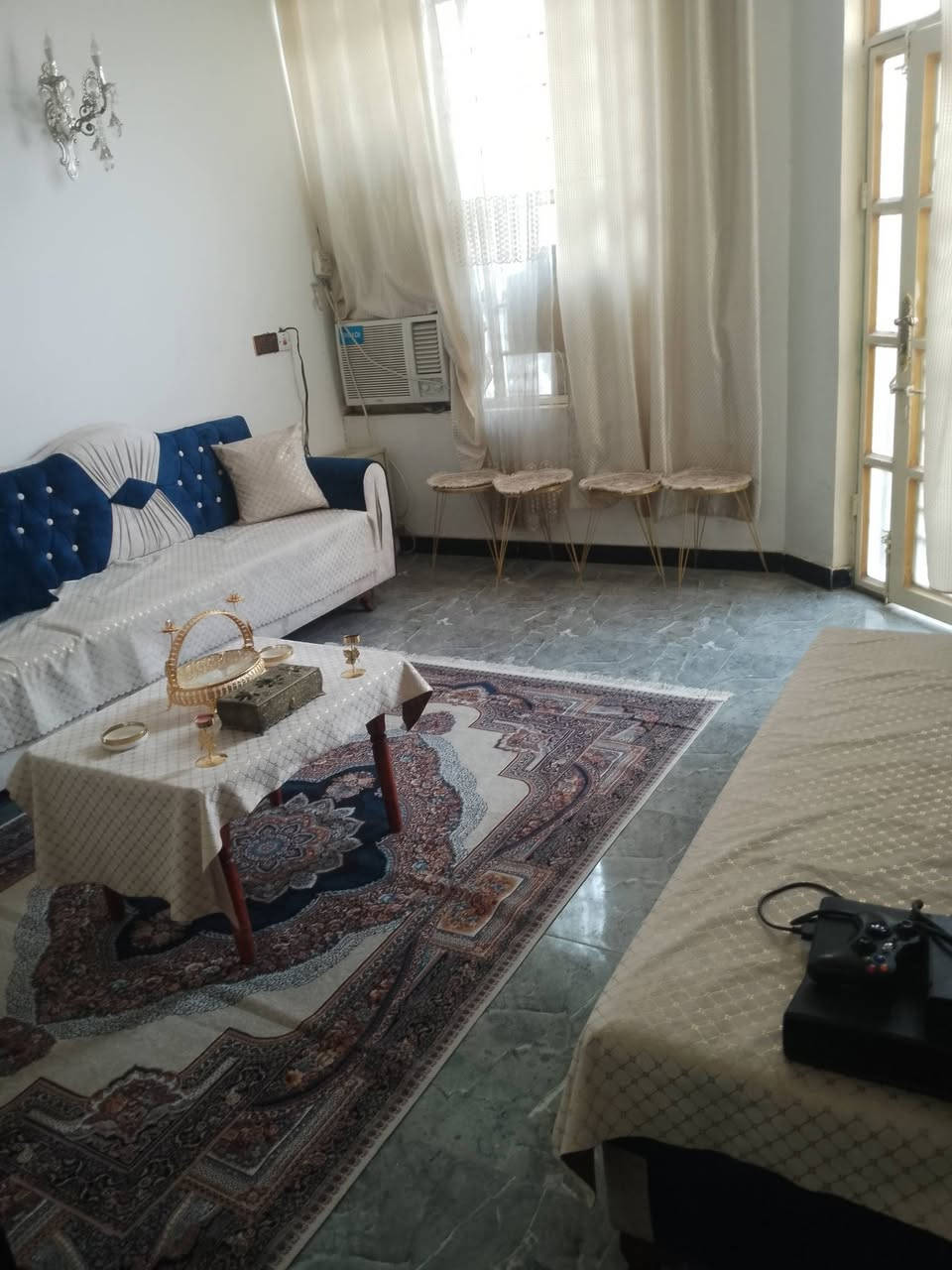 دار للبيع العنوان بهرز حي صدام قطع بيت علي سحاق يتكون من غرفتين نوم وصالة وستقبال  ومطبخ حار وبارد صحيات شرقي وغربي المساحة 100الواجهة 7والنزال 15للاستفسار ***********السعر 65بي مجال بناء حديث خدمات كاملة مجاري وماء ونارة شارع صب
