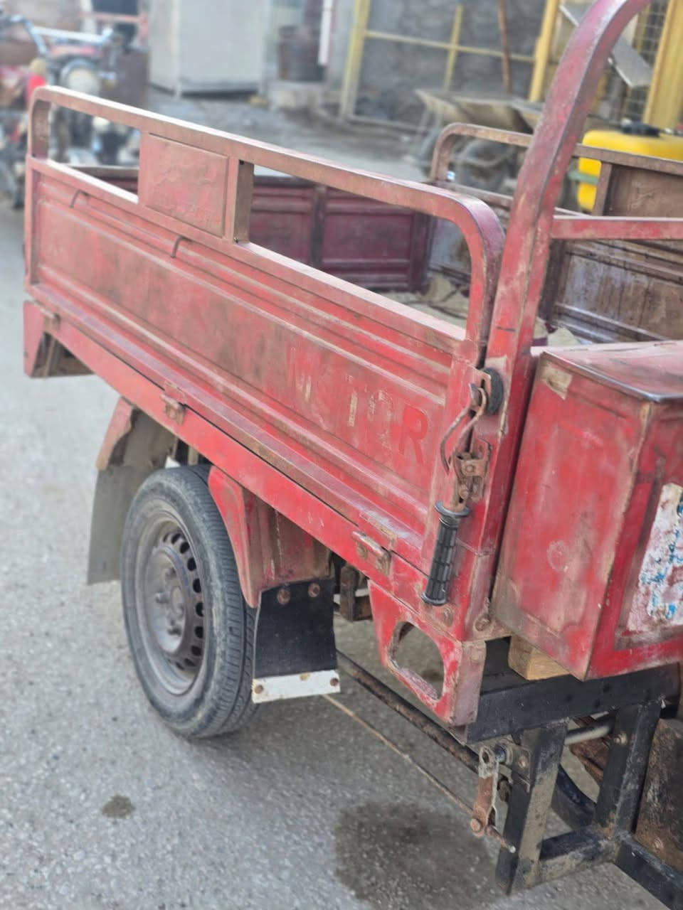 سلام عليكم ستوته موديل 16 جاهزه ع اخر حبايه سلف هندر كهربائيات كلها شغاله ستوته تجي تفحصها كلها بلاديه شاصي قطر صبغ زنجار مابي السعر 1450وبيها مجال الي مو شراي  لا يدخلي رجاء
*********** 
***********
