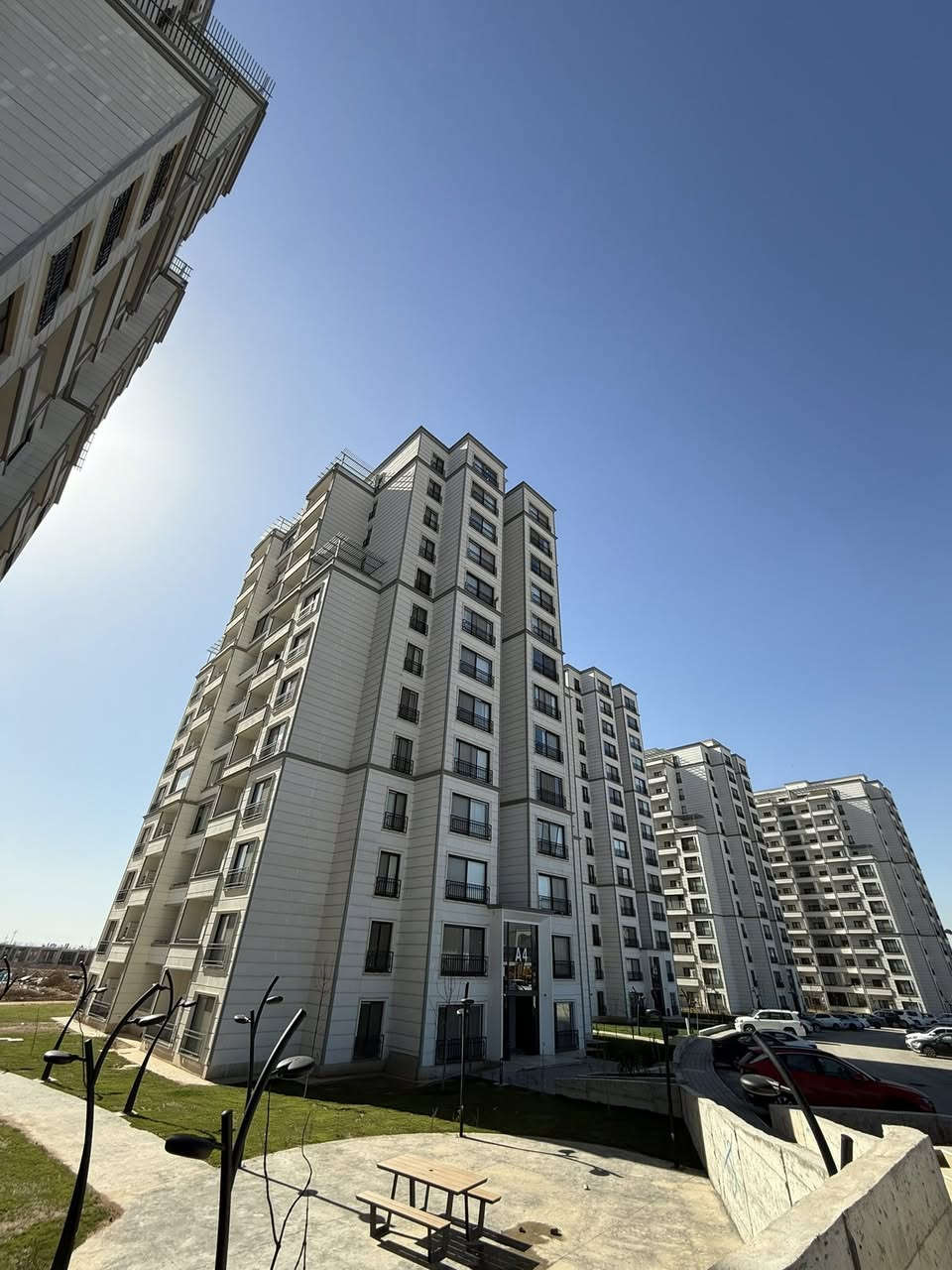 شقة للبيع في مجمع فلوريا ستي
3غرف نوم 
مطبخ و صالة 
3صحيات 
بلكونين 
طابق (6)
واجهة امامية 
لاستفسار اكتر اتواصل وياي علي واتساب 
***********
