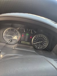 للبيع لاندكروز 2020 شركات السياره جديده وحلوه وماشية 100 الف بيها بارد...