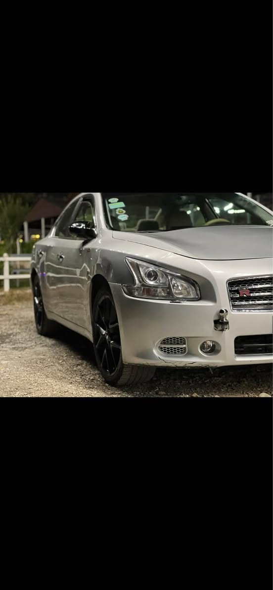 سلاو 
فرؤشتن و گؤرينةوة
نيسان ماكسييما
٢٠١٠
فوول فوول
خليجية سفري ئيرةية
ناوو زةردة
سلايت و بةسمةية
دوو پةلةي بةقةي ناو لةپي دةست بؤياخة بي ناوو گرتن و ليدراو
كالبوونةوةي نيية قةپ و قؤپ و ساردي نييية
هةموو گياني بةشةرت و جاهيزة دةعامي بؤ دةعامي بةشةرتي فةحس
سةنةوي تازةية تا ٢٠٣٠ بةناوي خؤمة تةحويل و خةرامة و وةكالة بةشةرت
سةيارةي مالة هيي مةعرةز نيية
سعري ٩٨ گةلاو مةجال
لة پيرةمةگروونم
*********** فايبةر و واتسابي لةسةرة دخان, السليمانية
