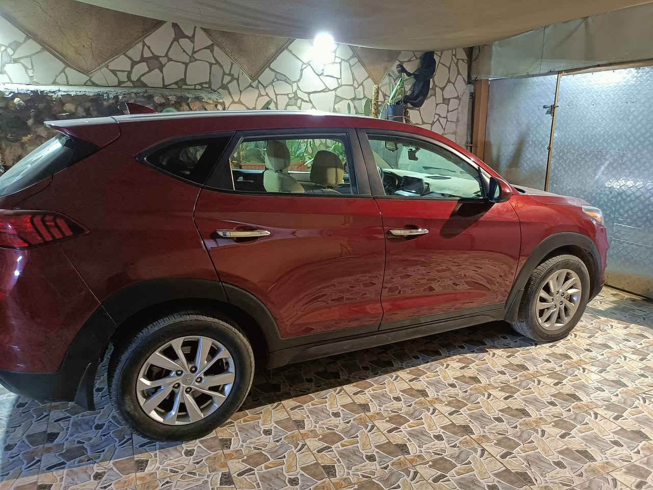 السلام عليكم توسان 2019 وارد امريكي بغداد دولي بأسمي السياره جديده  واحلى من الصور استخداد شخصي ماشيه 41 حادثها حلو جاملغ وريع البنيد ويل كب سبير مانازل تدفئه تبريد ماناقصها اي شي وبالعافيه على الياخذها العنوان بغداد الشعب مبايل ***********  السعر 160 وبيها مجال ان شاء الله ،
