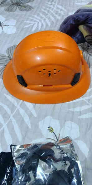 خوذة بهذا الشكل مع سدادة اذن السعر ٢٥ الف متوفر توصيل جميع المحافظات 
*********** واتس اب
