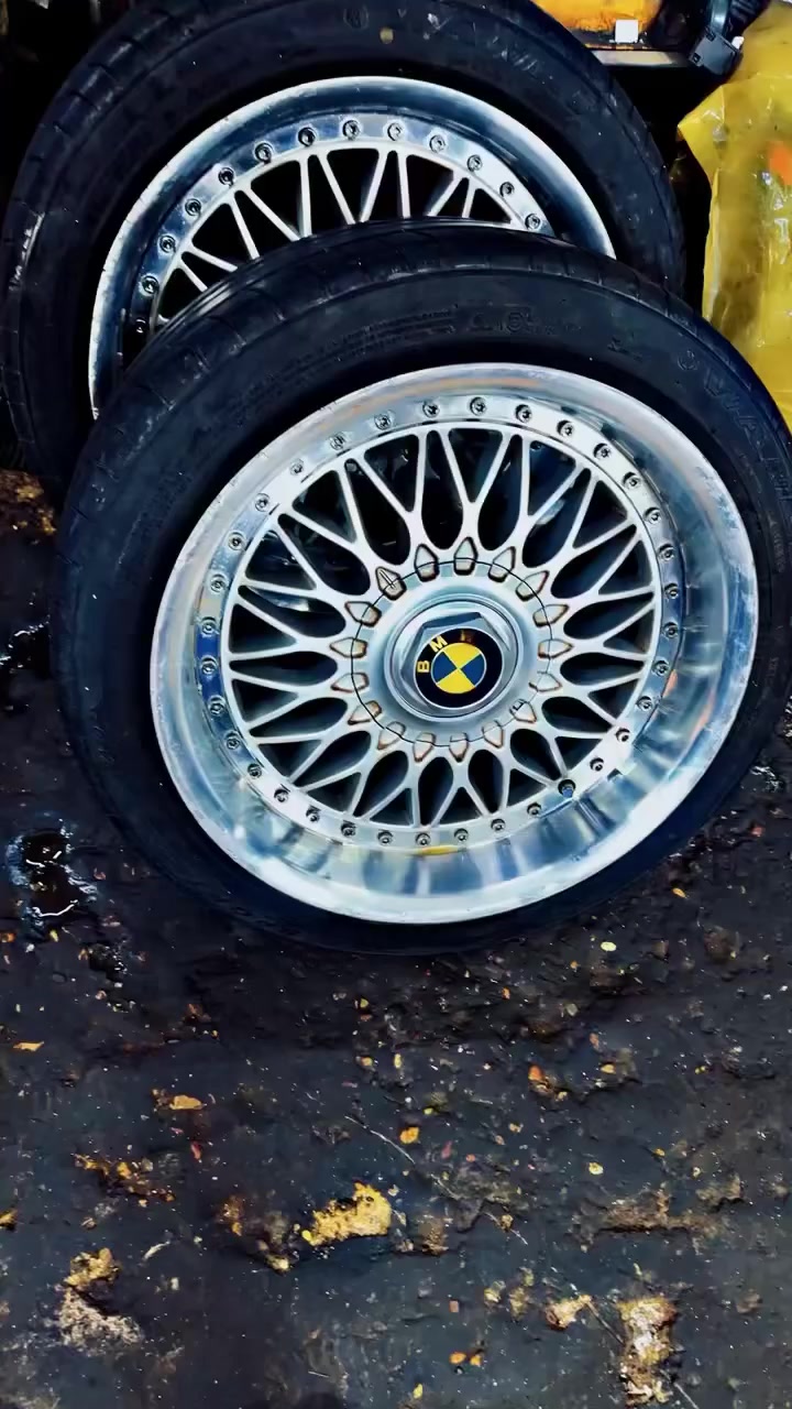 السلام عليكم 
تخم ويل كب bbs حجم 17كلش نظيف مع تخم تاير 
4ستد الويل تو سايز 
السعر ٤٥٠ الف مكاني بغداد 
***********
