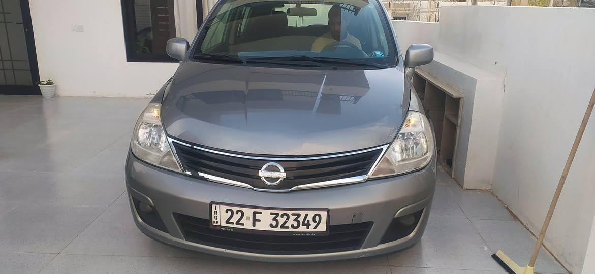 نیسان ڤێرسا ٢٠١٢ 
ڕەنگ ~ نفتی 
مواسەفات ~ {s}
گێڕو مەکینە بە شەرت 
مەکینە ~ ١.٨
١٢٣ هەزار ڕۆیوە بیلادی 
یەک پارچەو دوو بستی سبوغ بێ ژوورێ یەک تۆز ئەتوانین بیژمێرین لە کەمی دا تەرزەی هەیە لە سەقف وەک وتمان زۆر کەم ..
٤ تایەی لۆکی لە ژێرە 
سەنەوی و ڕەقەم تازەیە بە ناوی خۆمانە 
سەیارەی مەعرەز نییە  بۆ زانیاری زیاتر 
زین :***********
ئاسیا : ***********
٩٥ گەڵاو مەعامەلە السليمانية, العراق
