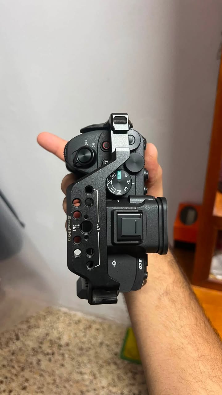 Sony A7 IV
مستخدمة 4 مرات فقط 
الشتر مالتها اقل من 300 صورة
الوصل مالتها موجود ماخذها من الأفراح
(علماً الكيج مو وياها) 
***********

