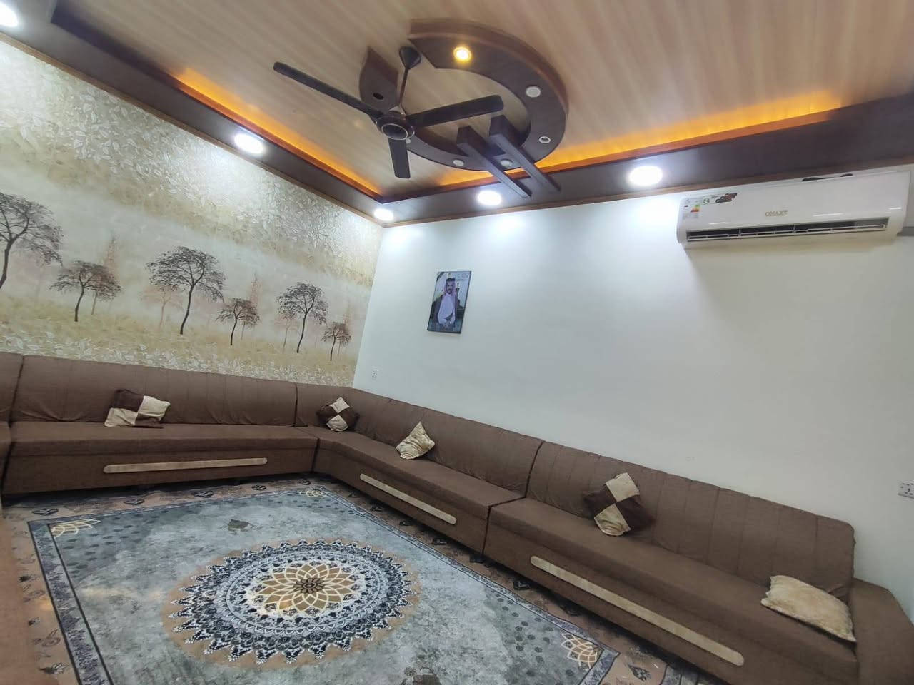 -دار للبيع بموقع ممتاز #منطقه36_نهايه شارع السيد

_الموقع ﴿نهايه شارع السيد بضهره شارع20م﴾

_المساحه﴿٢٠٠م﴾

-طابقين📍

°الطابق الاول¹﴿غرفتين+صاله+أستقبال+مطبخ خار بارد+صحيات داخليه وخارجيه+طارمه+حديقه﴾

°الطابق الثاني²﴿4غرف نوم+صحيات +أستقبال كبيره+بلكونه﴾

📍ملاحضه ﴿الطابق الثاني عوزه فقط تشطيب ولا يكلف﴾
__________________________________
__________________________________
{{#مكتب_النسائم_للعقارات_في_السماوة }}
_________________________________
#للاستفسار الاتصال📞 او مراسلتنا عبر الواتساب 📲

《 ***********🛜》
#الموقع﴿حي الحكم_شارع الصداقه_36بدايه شارع السيد مجاور صيدليه شهرزاد﴾📍

#ملاحظة: لعرض عقارك ماعليك سوى مراسلتنا 
عبر بريد 📩الصفحة او عبر الواتساب📲
{{👍#تابع_الصفحة لتصلك عروض مكتبنا 🫰🏛}}•
