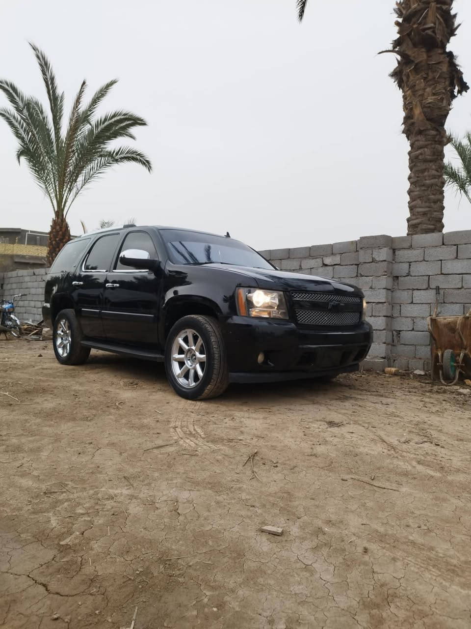 السلام عليكم تاهو كصه جنطه ادوات بدون رقم فول مواصفات LTZ  فتحه حساسات خلفيه شاشه بل تنته وشاشه اماميه مع كامره نيكل كامل ويل كروم وبعد بيه هواي مواصفات مكينه وكير كفاله تخم تاير السعر 63 مكان الناصريه *********** واتساب
