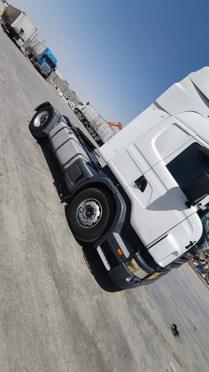 السلام عليكم راس تريله للبيع موديل 2006مكينه انجكتر420 كير جي ار4×4 تخم تاير وياها عربانا اشمتز جديده اتريد بس راس تريدها كامله  سياره مكفوله لا تنقيص لا تبخير  السياره كامله كبل للشغل للستفسار *********** مكان السياره بصره

