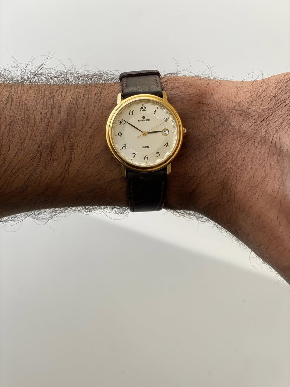 ساعة يد كلاسيكية من ماركة جنكهاز (Junghans) الألمانية الشهيرة، 

وتعمل بحركة الكوارتز (Quartz) ماكنه سويسري  طلاء ذهب مينه مميزه جدا جميله 
سير جلد طبيعي اصلي نافذه لتاريخ عند رقم3

قطر ساعه 34//36
سعر 55 الف يتوفر توصيل


**إذا كنت صاحب هذا الإعلان وتريد حذفه لأي سبب، رجاءا أرسل رسالة إلى الدعم الفني**
