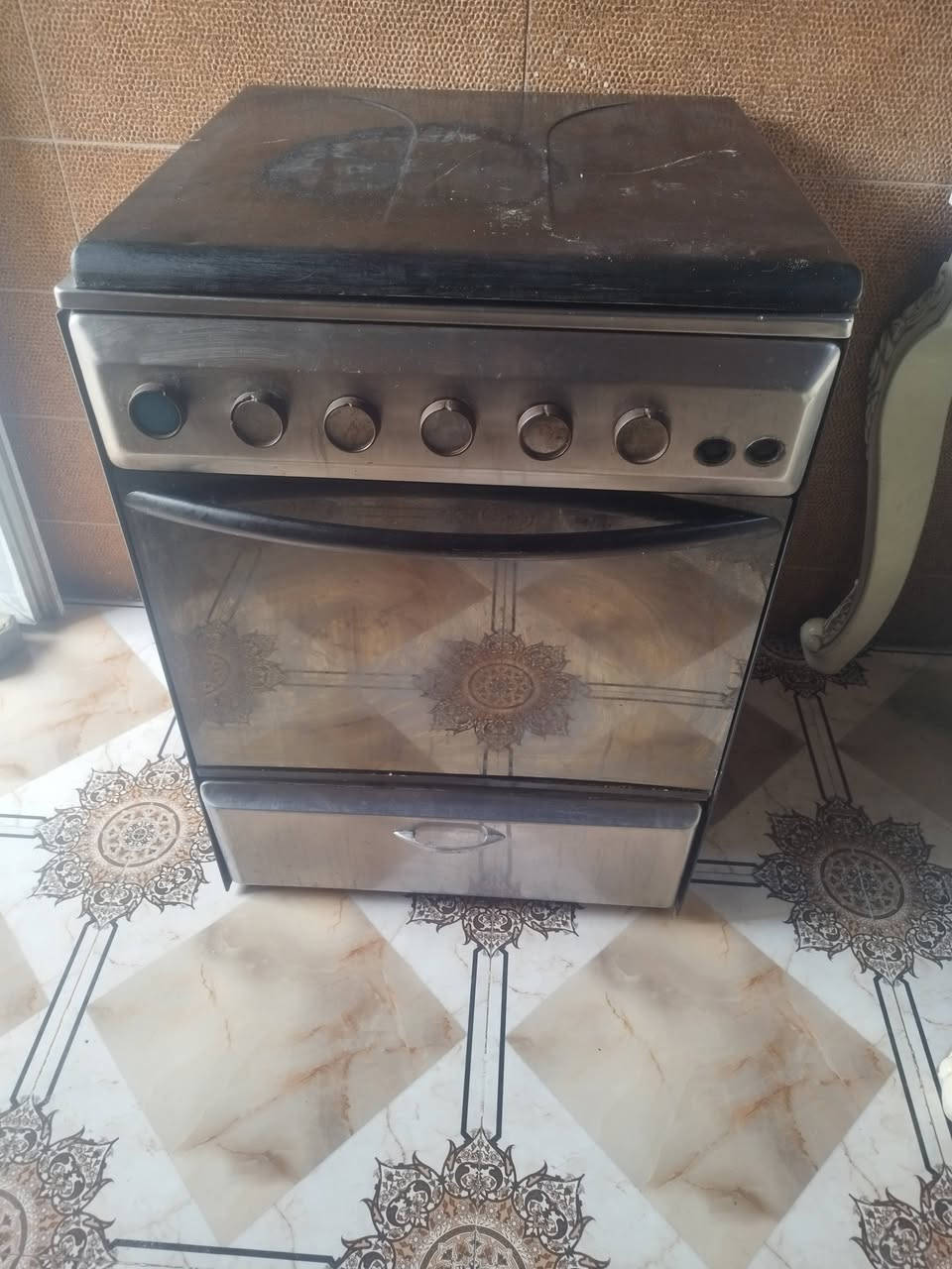 طباخ شغال بشرط 4 عيون وفرن هم شغال عنوان واسطي خلف المعوقين *********** سعر 55 الف
