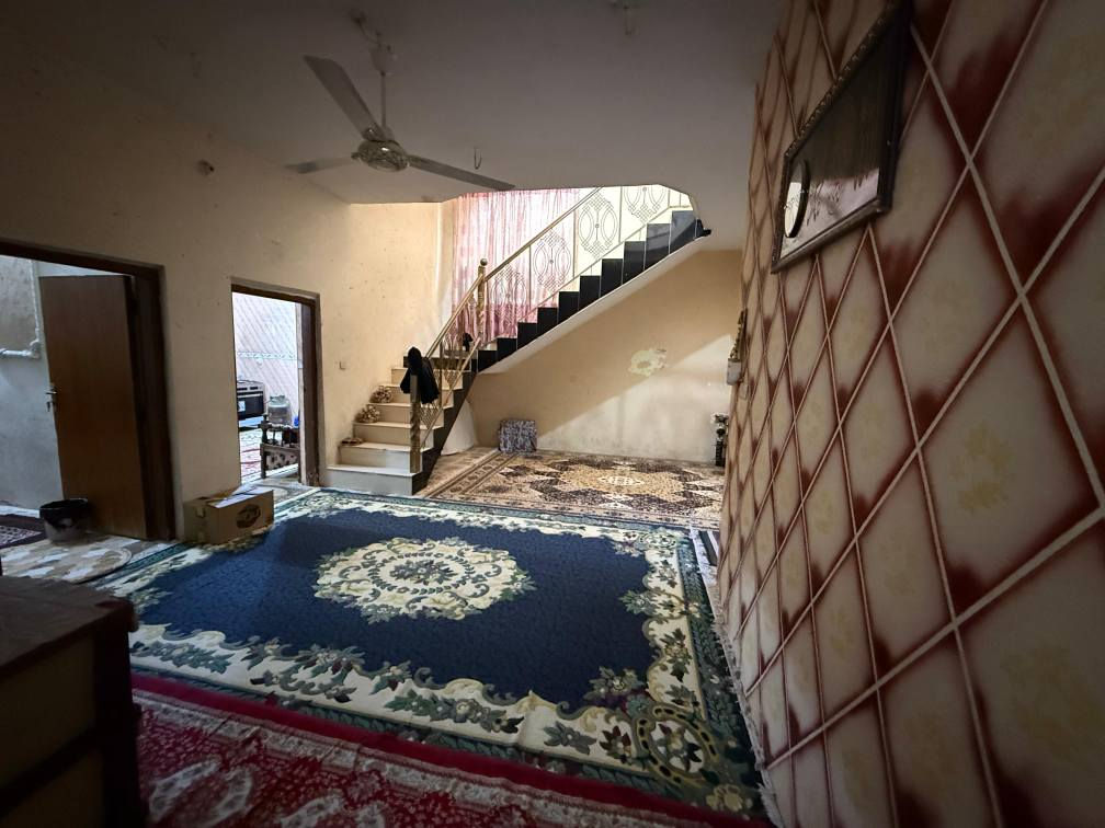 السلام عليكم دار للبيع طابو ملك صرف المساحه 190 متر واقع حال 204 بناء طابوك يحتوي الدار علئ 4 غرف نوم 💤 صاله استقبال مطبخ مجمع صحيات مع مشتمل يحتوي المشتمل علئ  غرفه صاله استقبال مطبخ مجمع صحيات موقع الدار بعقوبه المركز قرب فلكه الامين للستفساره ***********
