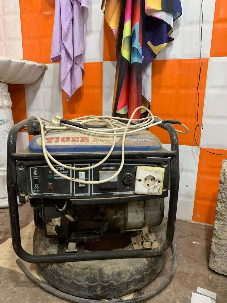 السلام عليكم يوجد محل حلاقه لل بيع ميزين كرسيين اربع أمري مقسله قنفات مبرده مولد  مكاين فير ومشوطه محل كامل بس تشدو السعر 550 وبي مجال الاستفسار اتصال عله  ***********
