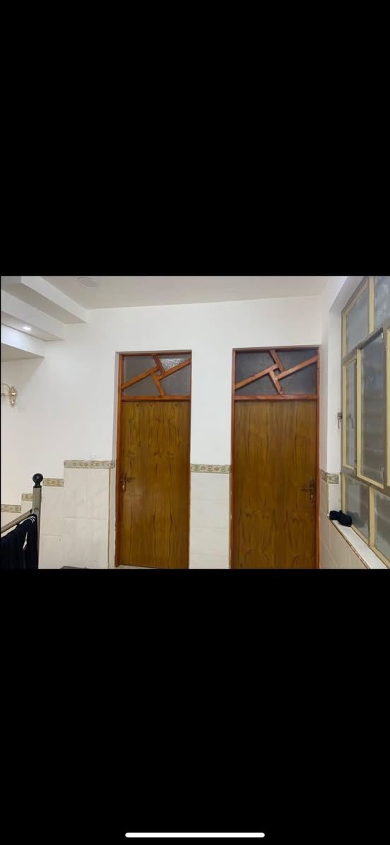 السلام عليكم 
120متر للبيع الكفاءات قرب مطعم ميلانو 
يتكون من 6غرف نوم حمامات عدد3
منور مطبخ حار بارد صاله استقبال بيتونكه كبيره 
حوش وتواليت للاستفسار ***********
