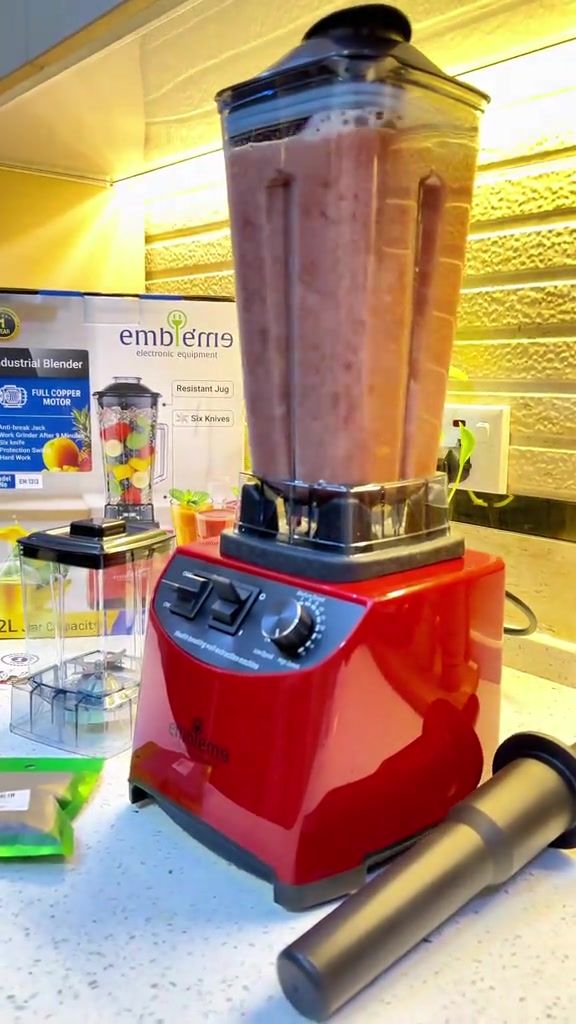 خلاط صناعي EM 1313 🔥 قوة وأداء يخليك تخلط بكل راحة 💪 ▪️ محرك نحاس كامل Full Copper Motor ▪️ قدرة 1100 واط لخلط أسرع وأقوى ▪️ وعاء سعة 2 لتر مقاوم للكسر ▪️ 6 شفرات ستانلس ستيل حادة للفرم والطحن الناعم ▪️ مزود بمطحنة إضافية ▪️ نظام أمان ميكانيكي وقفل محكم للحماية ▪️ مناسب للاستخدام الشاق واليومي إذا تريد خلاط عملي ويتحمل الاستخدام القوي فهذا خيار ممتاز للمطبخ  العاصمة  *********** ***********
