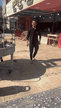 مطعم دجاج النور الحريه الدولعي توجد خدمه توصيل سعر الدجاجه ذبح اكثر من كيلو ونص مع التمن والمركه٢ وخبز وطرشي ١٥الف وسعر كيلو السمك ١٠يجي ويه تمن خبز طرشي كامل ***********/***********مشاركة للمقطع نشالله نفوز شخصين وجبه عشاء من مطعم دجاج النور
