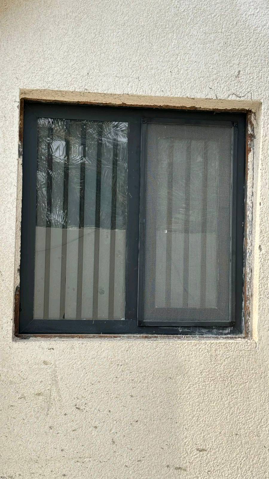 أعزائي، لدي شبابيك وأبواب ألمنيوم عالية المستوى مع تقفيل ممتاز، إضافة إلى مغسلة مطبخ أنيقة. المنتجات جديدة ولم تُستخدم بعد، ومصنوعة من خامات قوية تضمن المتانة والجودة. مناسبة لجميع أنواع المنازل العصرية. الرجاء التواصل لمزيد من التفاصيل حول الأسعار والتوصيل.