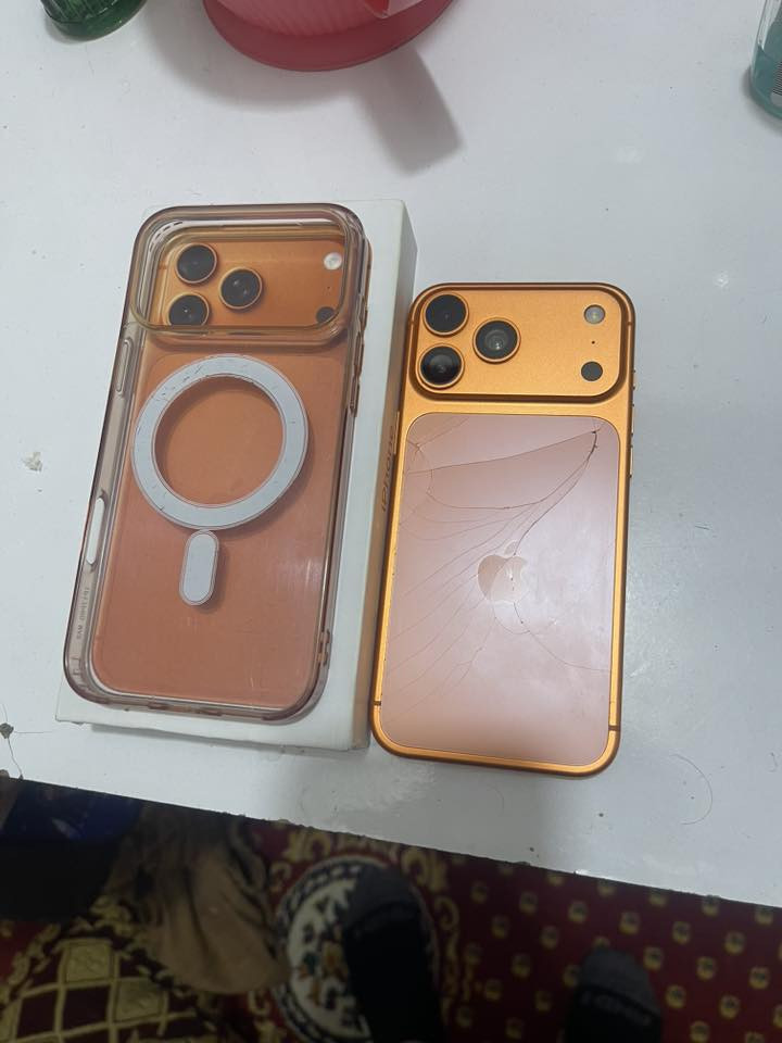 سلام عليكم ايفون 17 برو ماكس كوبي جديد صارلة شهرين فقط الظهر مفطور ملحقاتة فقط كارتونه وحافظة اخذته ب 170 واريدة ب 150 وبي مجال التليفون جديد وعلى الفحص مكان بغداد حي اور ***********
