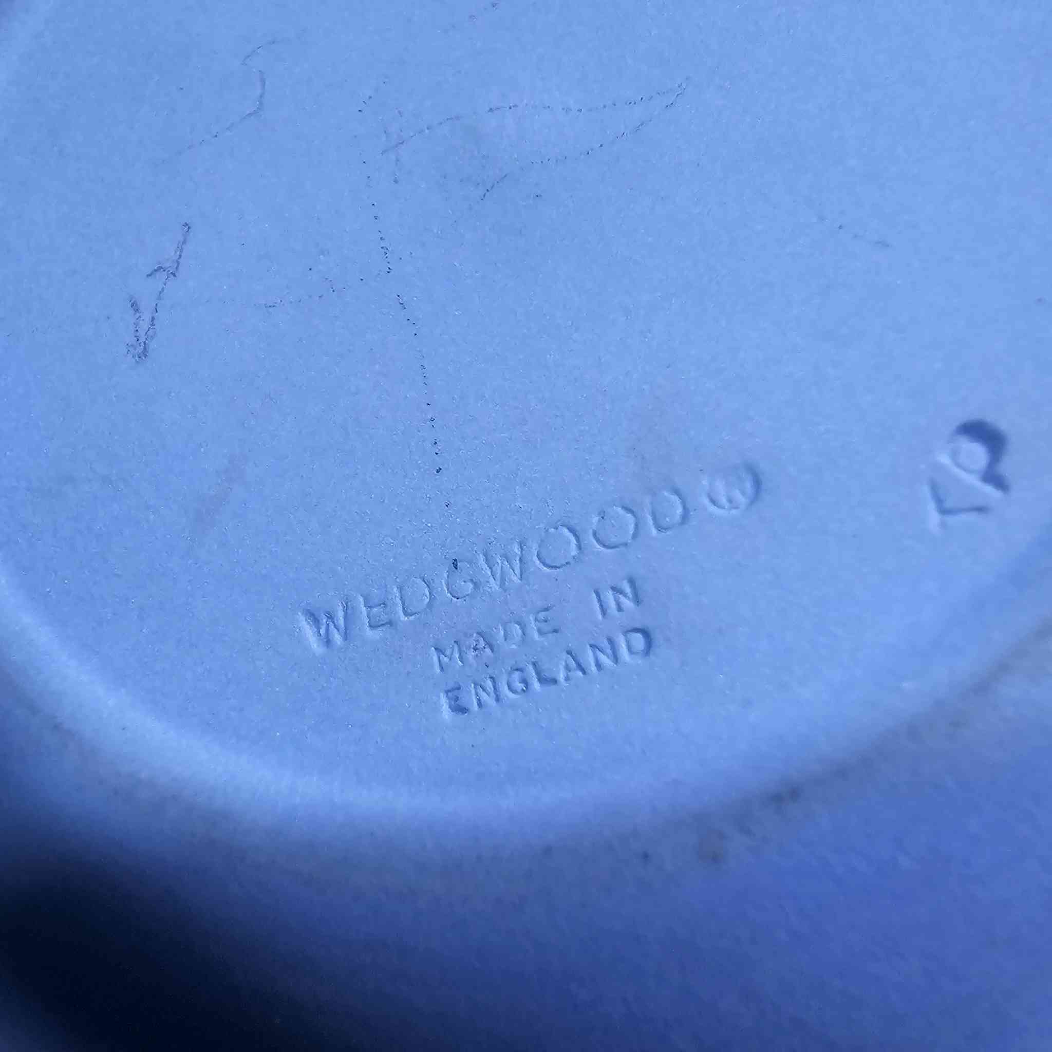 هذا الصحن هو قطعة فنية من فخار جاسبر وير (Jasperware) الشهير
من إنتاج شركة ويدجوود (Wedgwood) البريطانية العريقة.
​إليك التفاصيل حول هذه القطعة:
​ما هو هذا الشيء؟
​النوع: يُعرف بـ "جاسبر وير" باللون الأزرق الفاتح (Pale Blue Jasperware).
​التصميم: يتميز بالنقوش البيضاء البارزة المصنوعة من الكامي أو البورسلين، والتي عادة ما تصور مشاهد كلاسيكية أو أسطورية مستوحاة من الفن اليوناني والروماني القديم.
​الاستخدام: يُستخدم كقطعة ديكور أو صحن صغير للزينة (Trinket Dish).
​إلى أي سنة يعود؟
​بناءً على الختم الموجود في خلفية الصحن (WEDGWOOD - MADE IN ENGLAND):
​الفترة الزمنية: كلمة "MADE IN ENGLAND" بدأت الشركة باستخدامها بعد عام ١٩٠٨ 

 قطعة أصلية من إنتاج المصنع في إنجلترا وليس تقليداً


**إذا كنت صاحب هذا الإعلان وتريد حذفه لأي سبب، رجاءا أرسل رسالة إلى الدعم الفني**