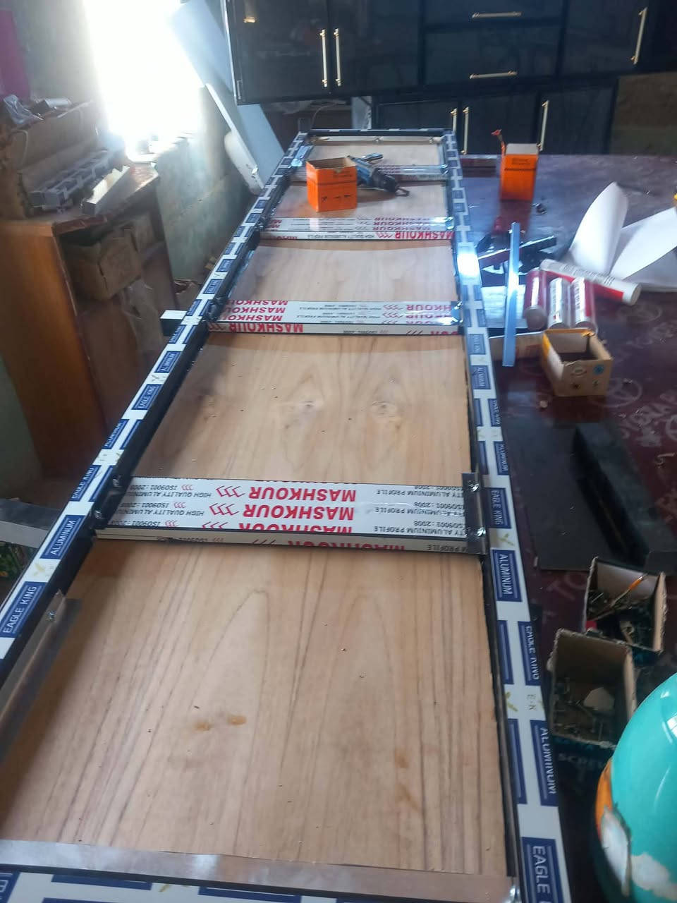 معرض ومعمل الاخوين لبيع وشراء الاثاث الجديد والمستعمل عمل انواع المطابخ والكاونترات حسب طلب الزبون انواع الجزامات ولدواليب  والكناتير الامنيوم يوجد اقصاد على مدار  6 اشهر اي موديل بالك بس دز الصور والقياس واحنه حاضرين العنوان الانبار القائم مقابل مركز الشباب هاتف ***********
