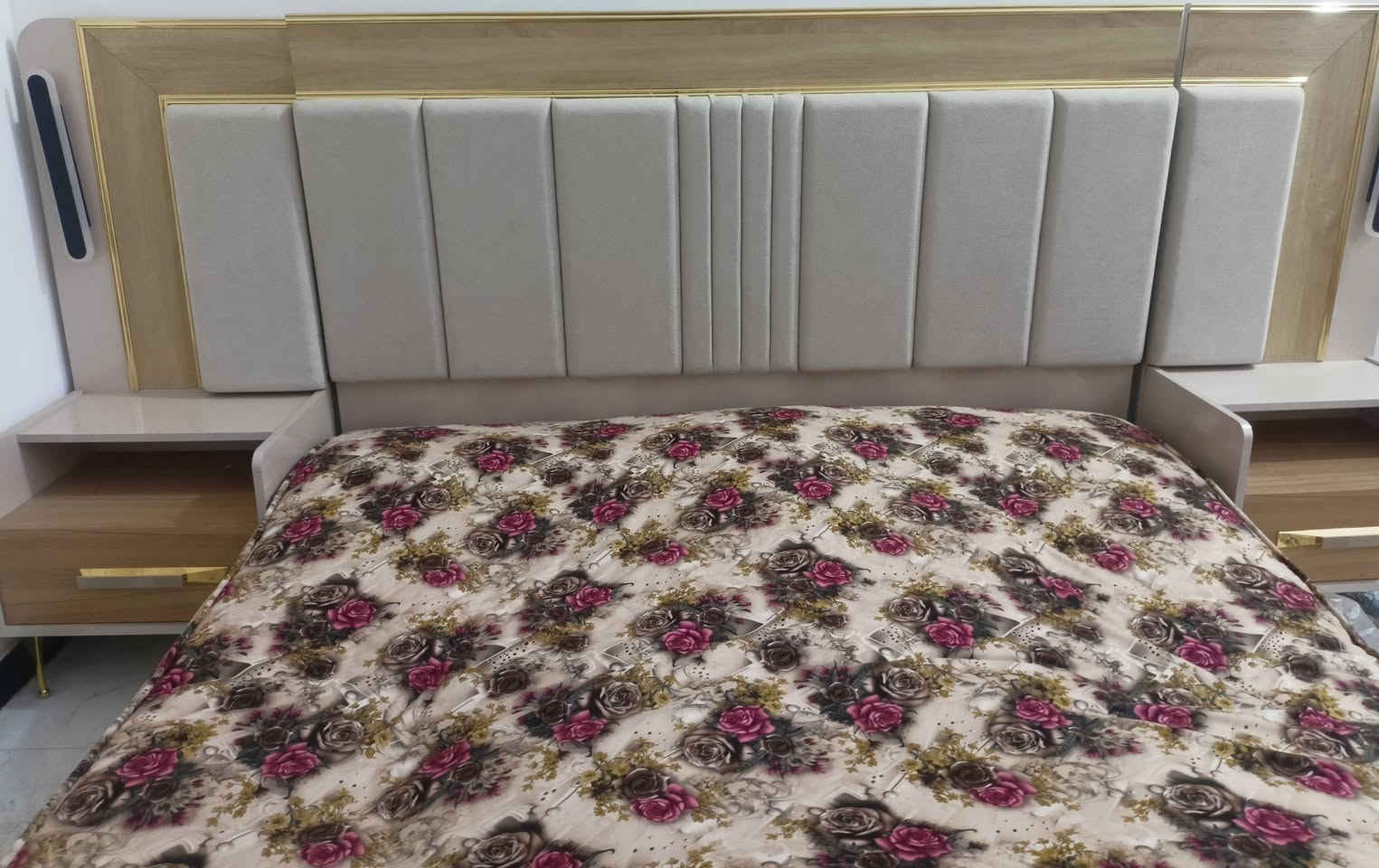 غرفة اخشاب تركيه باكيت كلش جديده بعدهي بنايلونه كنتور ابو الاربعه ميز  ابو المرايه ميز احذيه جربايه وميز مرايه اتصل وتدلل ***********
