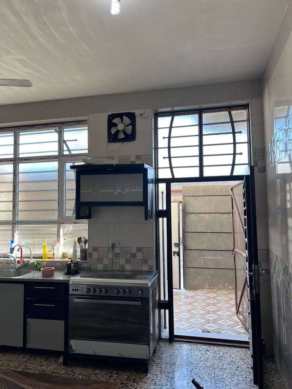 دار سكني بناء حديث طابو زراعي سند 25 باسمي مساحته 160م طابقين الأول يحتوي على غرفه وصاله واستقبال ومطبخ والثاني على صاله وغرفه الموقع على شارع العام الرابط بين حي المعلمين وطريق ابو الجاسم قريب على الولايه السعر 72 مليون وقابل للتفاوض للاستفسار ***********
