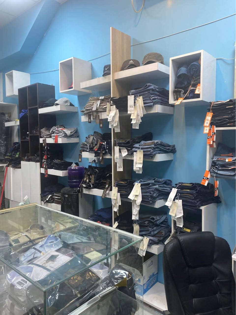 المحل للبيع عدم التفرغ 
سبلت جديد 2 طن 
منظومه كامرات صوت صوره أسوار 
شاشه حجم 32 
براد ماء 
ديكور مع ملحقاته 
محل كامل مع بضاعه 
غير متواجد الفيس الاتصال 
العنوان كربلاء حي العامل منطقة 7 مجاور مصطفى للبصريات 
*********** كربلاء, العراق
