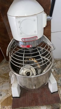 عجانه كهربائيه تشيل 10 كيلوات مستخدمه قليل  مكاني بغداد الشعب 07728496...
