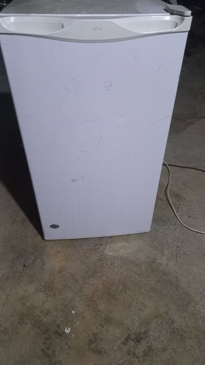 ثلاجه شغاله شرط صقر  البيع سعر ٥٠الف كركوك حي عروبة  ***********
