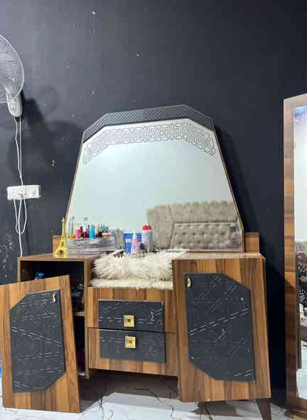 السلام عليكم خوان ميز مكياج معع مراية عمودية تركي مودرن درجة اولى مستعمل ما مابيهه نقص ولا قطعة هذا الباب فالت بس تشدة يرجع طبيعي يتفصخ وينشد هذا الجمال كلة الميز والمراية ب50 الف قفلة كلش من الاخير مكاني بصرة ابو الخصيب السبليات مقابل مدرسة السبليات الشراي يراسلني خاص ويتدلل ***********
