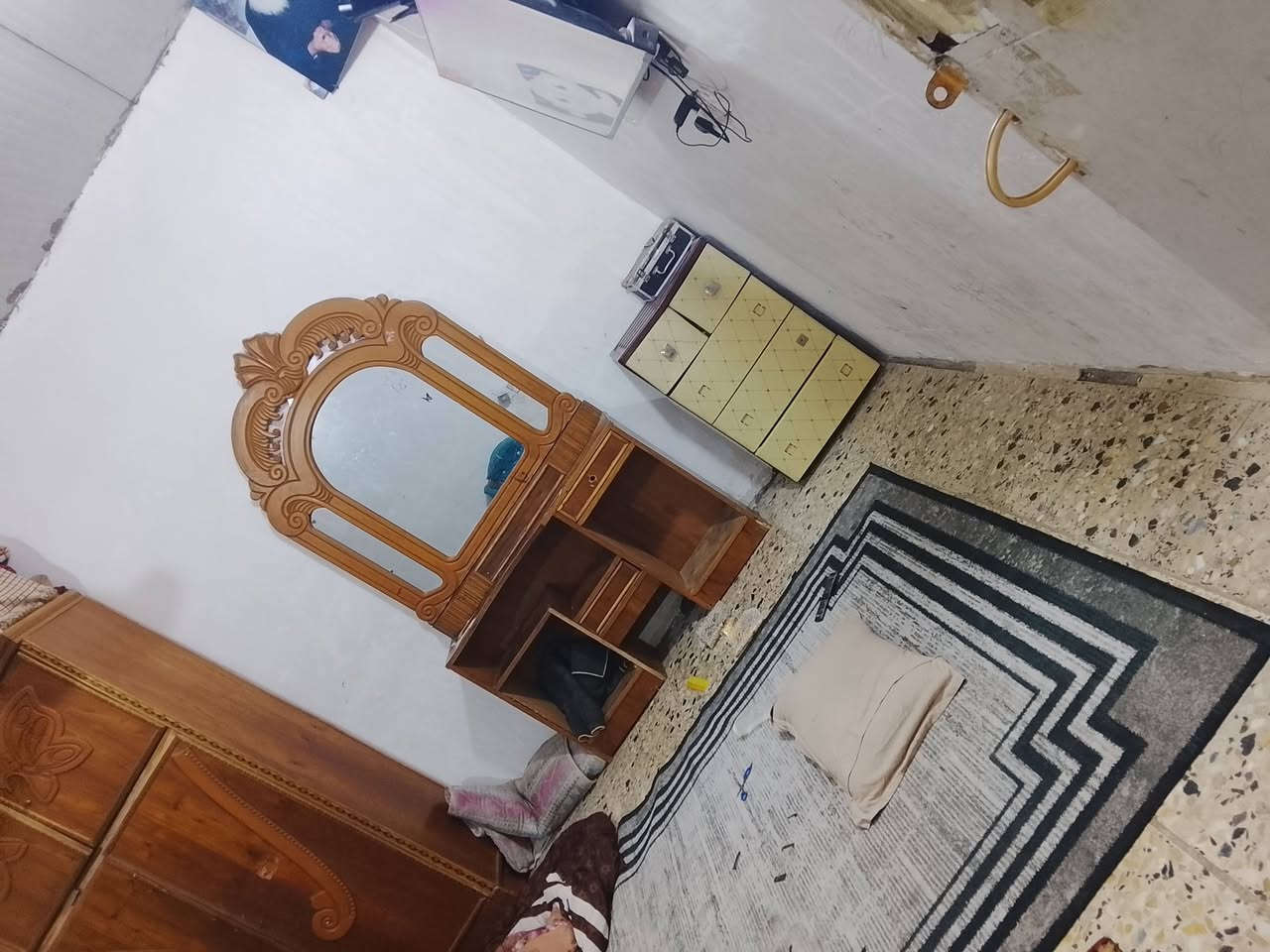 السلام عليكم بيت للبيع مساحته 100متر في العبيدي شارع السينالكو التصوير واضح البيت ثالث بيت عله الشارع خدمات خير من الله لبيت 26وبي مجال ***********للبيع أو مرواس حسب لقناعه
