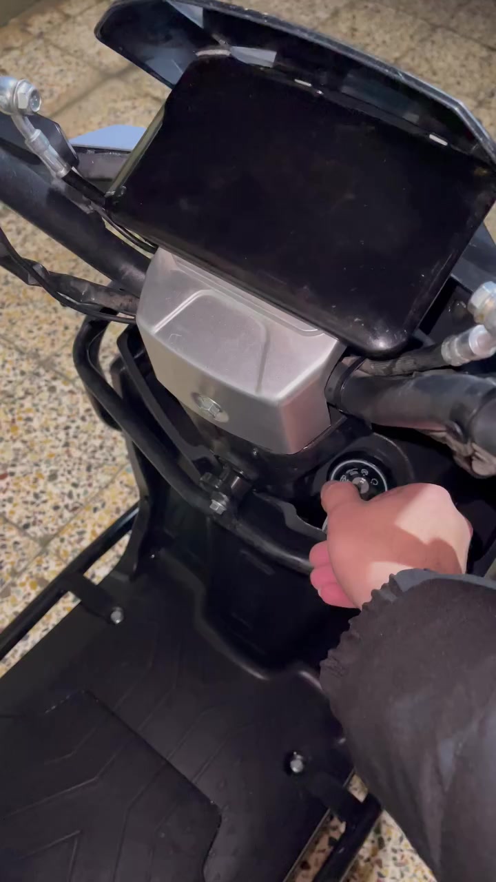 سلام عليكم دراجه ماتريكس شحن للبيع ماشيه ٨٥٠٠ فول مواصفات رماش رباعي بلوتوث نظام بك ٦ بطاريات ملف ٢٠٠٠ دراجه كلش نظيفه بيها حديد من كل أطراف حمايه للدراجه تشغيل بصمه و كارت دراجه بالشحن الواحد يمشيك ٨٠ كيلو وياها الشاحنه بلاديه للبيع مكان كركوك للتواصل مع رقم *********** سعر ٦٠٠ وبيها مجال للطيبين
