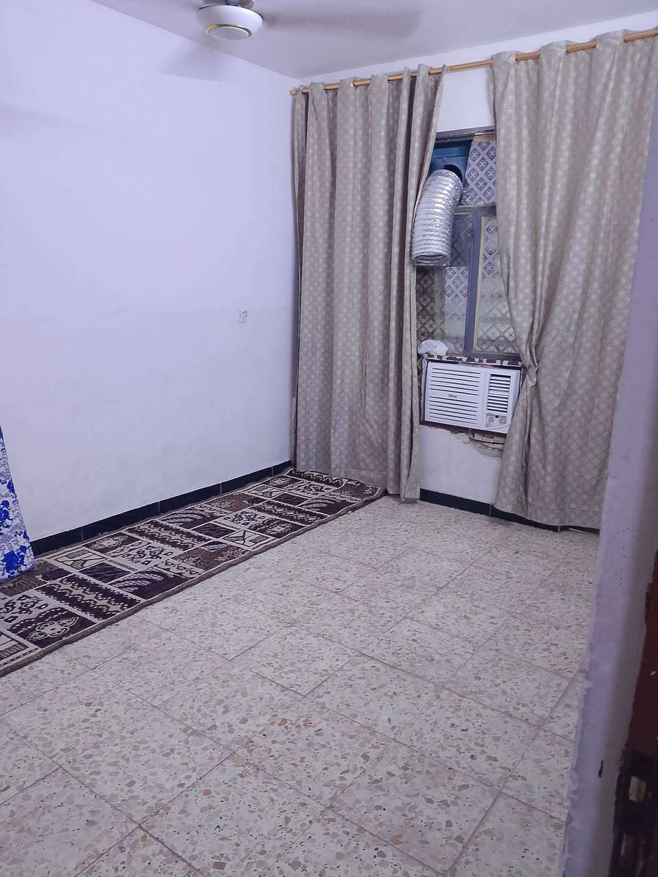 السلام عليكم بيت مساحه 108 البيت 3فرع عل شارع العام يحتوي على استقبال + صاله كبيره + غرف نوم 2 البيت طابق ونص حمامات 2 بيت نضيف بناء جديد السقف صب مسلح البيت الكاعيه كاشي والبيت جاهز من كلشي الاستفسار... *********** ... والسعر خاص
