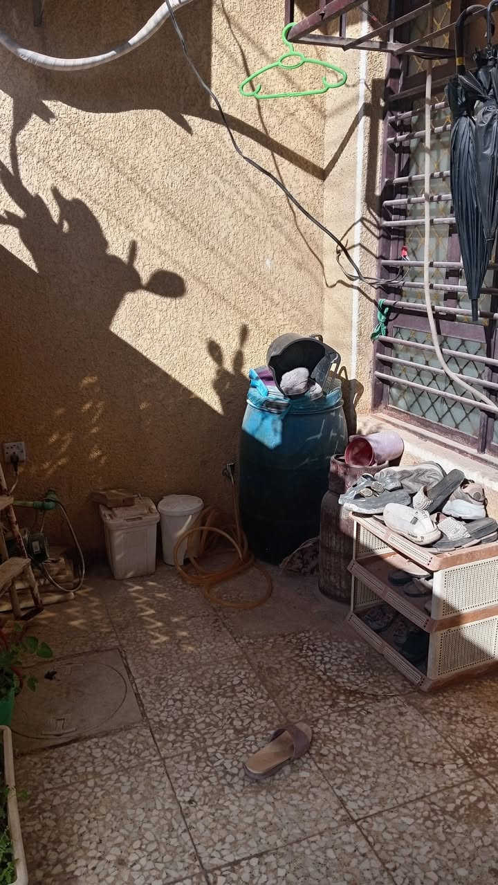 سلام عليكم بيت للبيع  السريدات الجديده المربع الثالث شارع الكابينه بيت ٧٥ متر طابق ونص
الطابق الاول طرمه واستقبال ومطبخ وغرفه وحمام وترك
الطابق الثاني بيتونه وغرفه مبني سندويج ماكامل  فقط سندويج وبلكونه صغيره وسطح
الاستفسار ع خاص
او علرقم ***********
