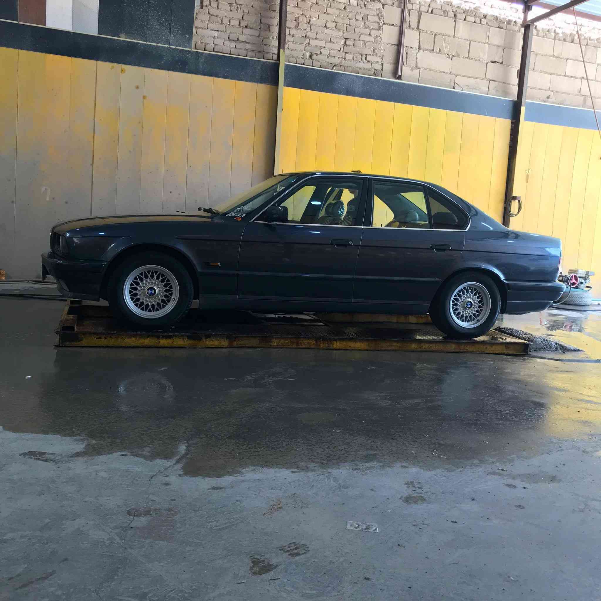 السلام عليكم
بيئم 525فانوس 
لون نفطي 
مسكر تك فانوس
اوتو موديل 1995
بجم عريض 
كير مكينه حاويه جديده 
اصل وفصل 25
أربيل وكاله 
السياره جديده مكانها نجف 
السعر 85$وبيها مجال 
***********
