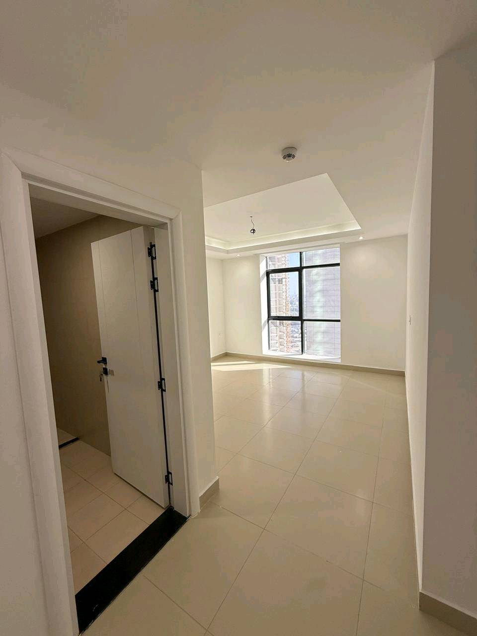 شقه للأيجار في مجمع رويال ستي المنصور مساحه ١٩٨ في البرج الرابع وتتكون من ٣ غرف و٣ حمامات ومجهزة كاونتر وسبالت تفاصيل اكثر على رقم 