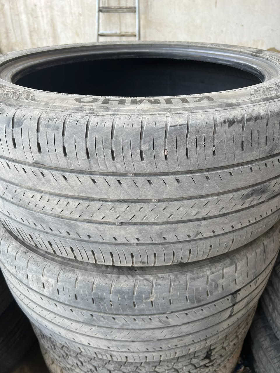 السلام عليكم عندي زوج تايرات مستعمل نضيف كومهو كوري انتاج 24_وعندي سبير نضيف طوارى سعر الزوج 50الف وكلهن شلع ب 75 سبير وتايرات مكاني بغداد بلديات ***********
