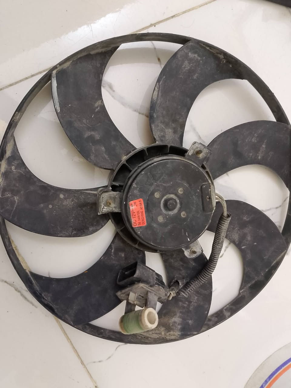 سلام عليكم غراض اكسنت 2015 تخم مجول اصلي +مرايه جهت السائق +مروحه بدون حاضنه ماطور وريشه والكتف اصلي 
خزان زوج معه براد دهن كير إصليات 
تصال *********** قيم وخذ
 عنوان نجف حي نداء
