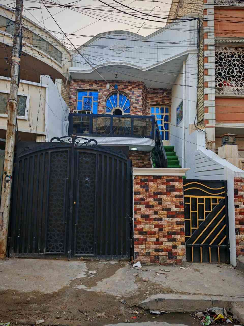 عقار للبيع بسعر مناسب البنوك.. الطاقة
...................................................
المساحة ١٠٠ م طابقين يصلح للسكن عائلتين او  للاستثمار يوجر ب مليون ومائة مسلح أوكراني تكدر حتى بناء طابق ثالث تاخذ صندوق إسكان إضافة بناء الطابق الأرضي كراج واستقبال ومطبخ ومنور اول وحمام ومرافق وغرفة نوم اولى وغرفة نوم أطفال ثانية ومنور ٢... الطابق الثاني بالكون واستقبال ومطبخ وحمام ومرافق وغرفة نوم وباب لدرج للسطح ومرجوحة هدية
السعر ٢٩٠ خابط اذا صافي ٢٧٥ مليون كلشي على المشتري فتح بيان ثاني يوم
*********** ابو علي @  الجميع
