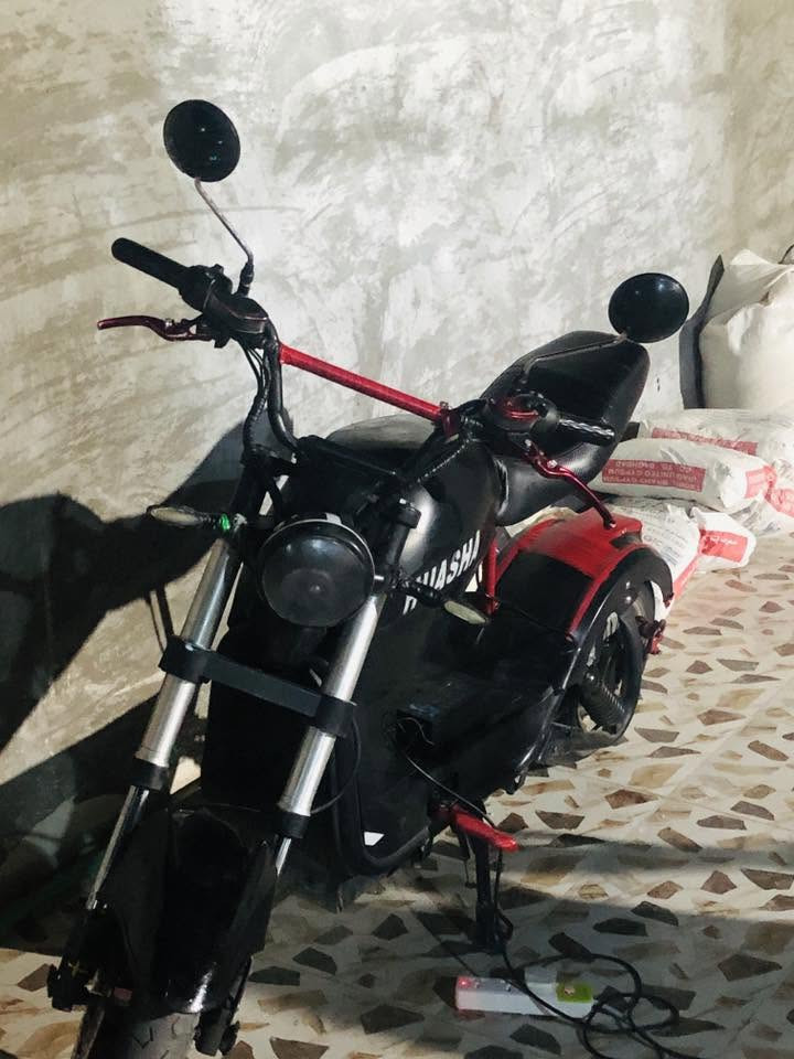 سلام عليكم دراجه هيوشه رياضي شحن 5 بطاريات بحاله جيدا جدا يعني تقره 9 او 9 ونص تمشي 80 بس سرعتها حلوه 3 سرعات بيها وبيها نضام الـR فقط البك لايت يرادله لايت صغير متوفر بالسوك والدراجه كلشي ماناقصها تروح تمشي بيها كبل سعر 450 وبيها مجال مكاني الرمادي رقمي *********** (الموشراي وجاي يكسر وميشتري يكافيني شره)
