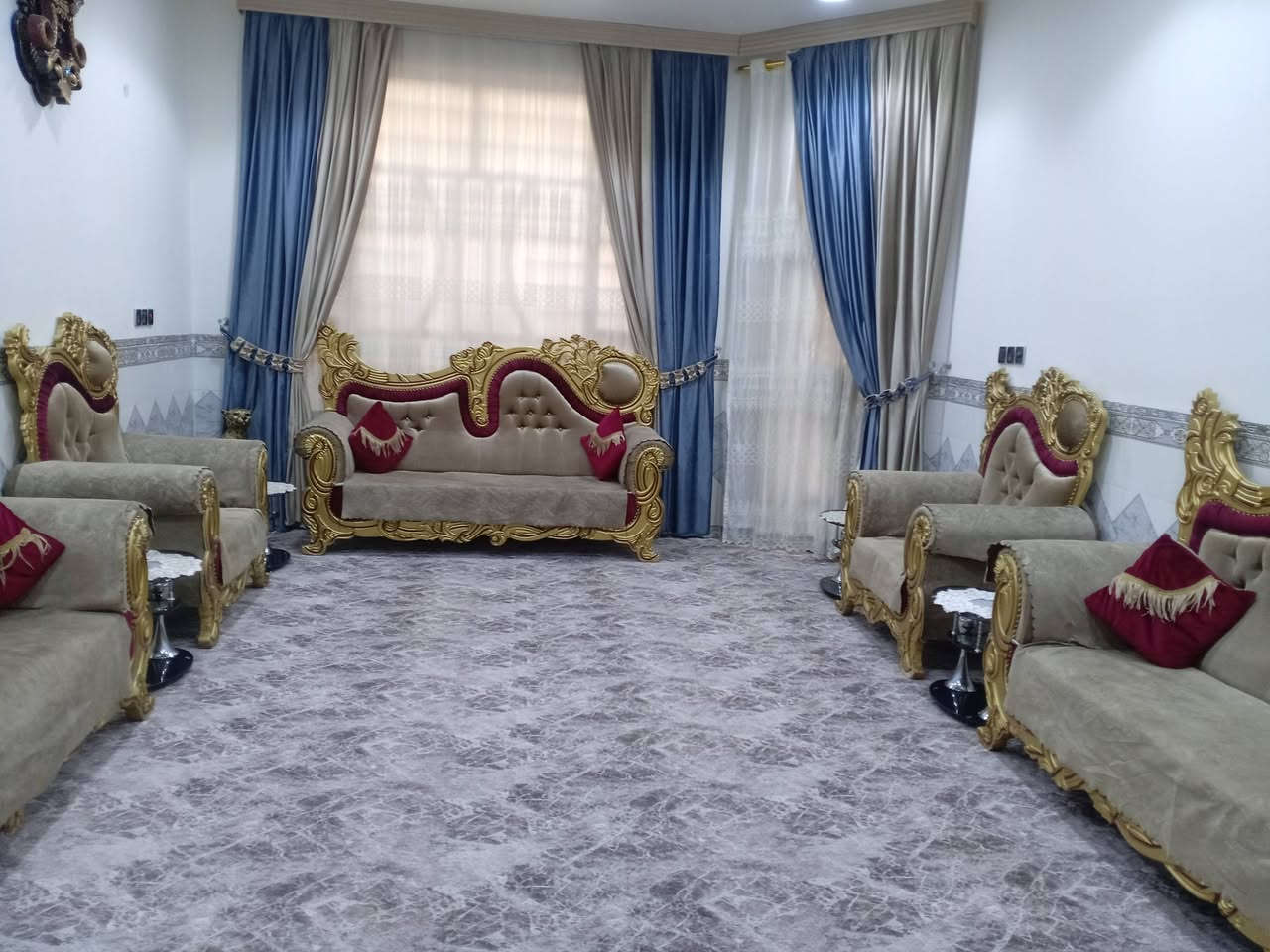 #السلام عليكم بيت للبيع
حله فـــــي السياحي قرب 
المدرسه الامانيه
____
المساحـــــــة // 425م  #طابـــــو زراعـــــي سنـــــد 25 
يتكون البيت من طابقين
#الطابق الاول ⬇️⬇️
غــــــــرف اثـنيــن
 وصالـــــــــة وهـــــــــــول ومطبـــــــــخ ومجمــــــــــع صحيــــــــات وگـــــــــراج وحديقــــــــــة ...
#الطابق الثاني⬇️⬇️
 غرفه واحده 
 ومجمـــــــــع صحيــــــــــات ...

#جدا نظيف بناءه 
# السيراميك جدران والأرضية كاشي 
#
سعر البيت جيد جداً..
للاستفسار اكثر الاتصال على الرقم 
***********
