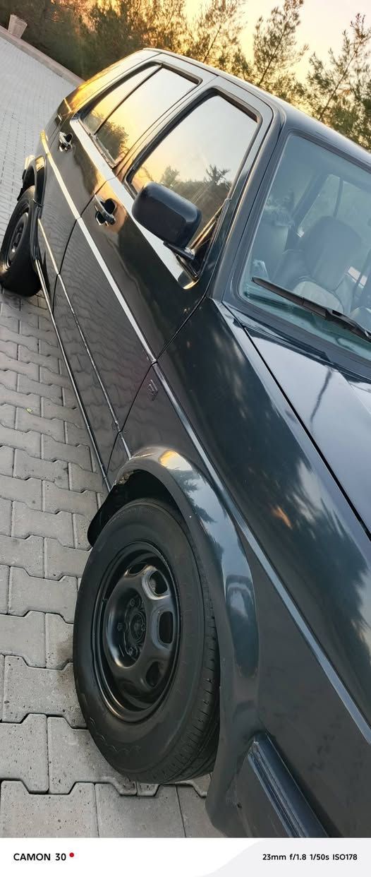 🌹ماشەاللەنموونەلەجوانیولەپاکی🌹
گۆڵف واگن🚗مۆدێل 1992
ڕەقەم کەرکووک ئەڵمانی سەنەوی پلاستیک بەشەرتی ئەوەلیات و حاسیبەو مووس و بڕاوە 
قفڵ مەرکەزی گەرمی ئیش ئەکات 
کارەبایی هەموی مەزپووت ئیشئەکات 
چوار تایەو ویلی لۆکی لەژێرە 
چوار بەرگە دەرگای لۆکی لەسەرە
بێشو دووای کەپسە دەعم و لێدراوی نییە ڕزیوی و خایسی نییە 
پێشو دووای تازە داگیراوە 
تەقە و ڕەقەی هیچ تیا نییە 
شوین سلێمانی 🌹نرخ 19گەلا💰
ژمارەتەلەفون 📠*********** السليمانية, العراق
