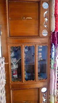 عندي بوفيه اريد ابيعه العرض متر وربع والطول 2ونص السعر 300قفل 07505732...