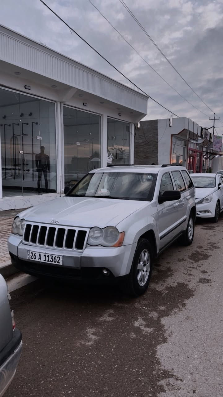 كراند شيروكي موديل 2008
بيها قطعتين صبغ بس بابين جهة اليمين 
الباقي على صبغ الشركة 
محرك 3700 ستة سلندر 
كهربائياتها ممتازه 
المحرك ممتاز
السيارة كامله للاخير 
السعر92 
 اتصال+ واتساب ***********
او مراسلة الصفحة
